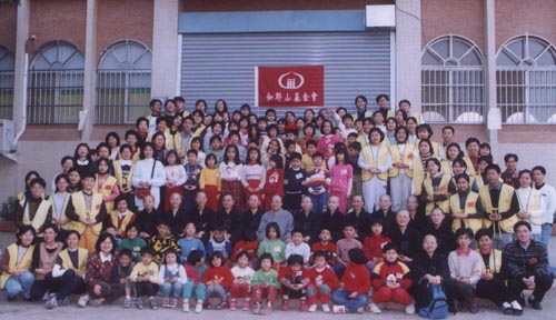 「趴趴熊的家」安親班師生全體合影