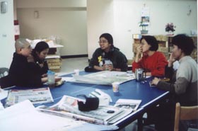 八十九年三月二日訪新故鄉文教基金會,與月鳳、月滿、阿蘭妹(由右至左)交流協助重建的經驗與感想。