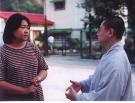 現實中要自力重建需要有毅力,一步步地跨越障礙。