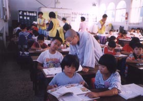「趴趴熊的家」在法師們的帶領下,安頓了學童的身心,走過「九二一」震災的陰霾。